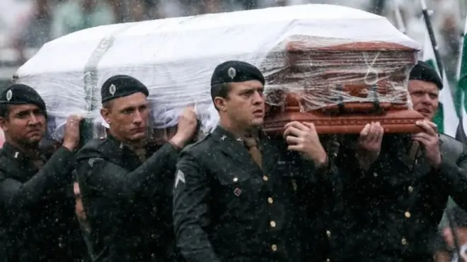 برازیل کی فوج کے اہلکار کلب کے کھلاڑیوں کے تابوت سٹیڈیم میں لائے