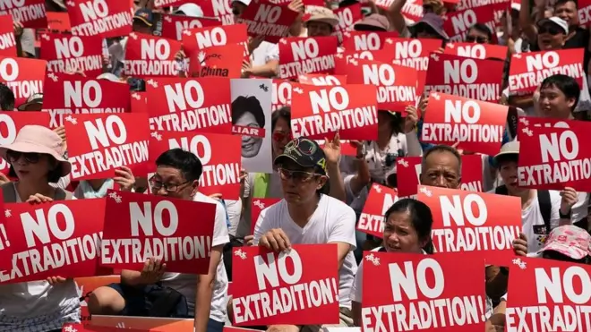 Чому сотні тисяч вийшли на вулиці у Гонконзі?