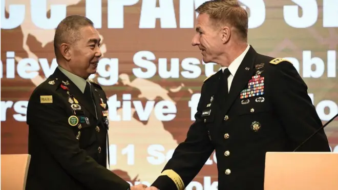 พล.อ.อภิรัชต์ คงสมพงษ์ ผู้บัญชาการทหารบก และ พล.อ.เจมส์ แมคคอนเวล ผู้บัญชาการทหารบกสหรัฐฯ ระหว่างการประชุมกองทัพบกกลุ่มประเทศภาคพื้นอินโด-แปซิฟิก เมื่อเดือน ก.ย. 2562