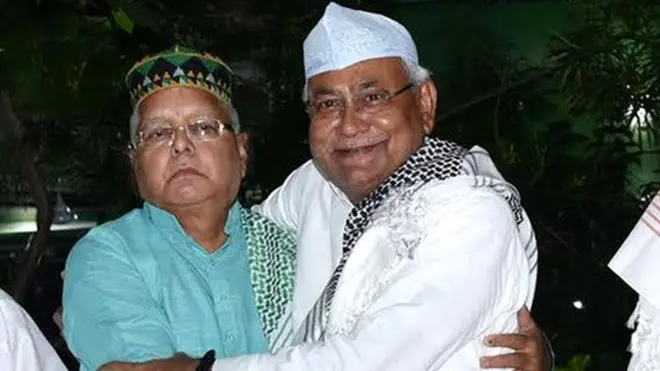 इफ्तार के मौक़े पर लालू के साथ