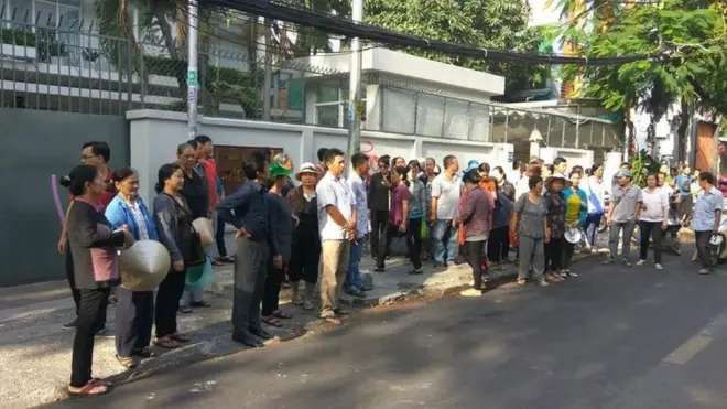 Hơn 100 người dân vườn rau Lộc Hưng đi nộp đơn kêu cứu sáng 17/1/2019 nhưng không được các cơ quan công quyền ở TP Hồ Chí Minh tiếp