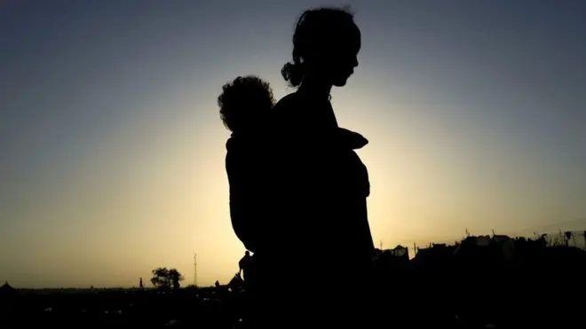 ልጅ ያቀፈች እናት