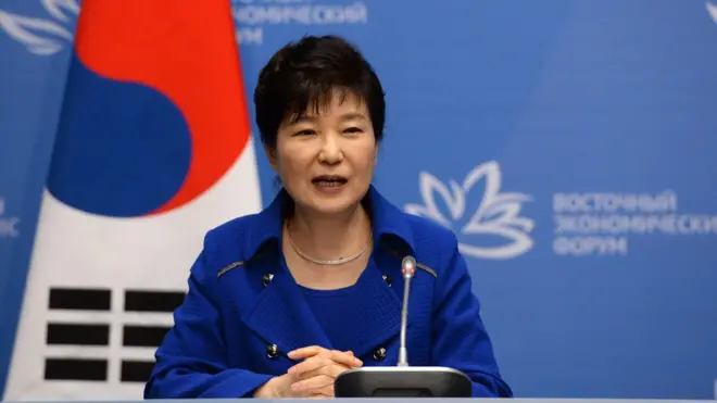 Пак Кын Хе оказалась в центре политичсекого сканадала - ее подозревают в том, что, управляя страной она советовалась с подругой гадалкой