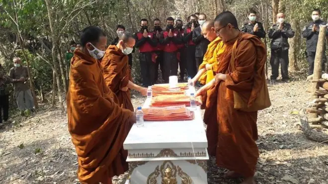 พิธีศพอันเรียบง่ายของต๊ะนี กิจเจริญพัฒน์ หญิงชาวกะเหรี่ยงที่เสียชีวิตระหว่างพยายามดับไฟป่าที่กำลังลามมาที่หมู่บ้านของเธอ