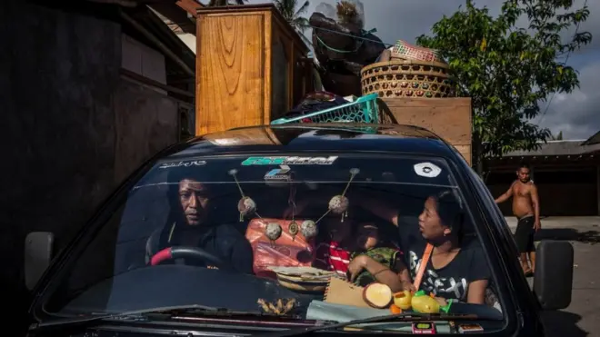 Satu keluarga di Karangasem membawa sebagian harta benda mereka saat mengungsi.