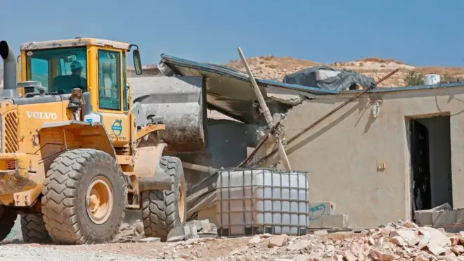 جرافة إسرائيلية تهدم منزلا فلسطينيا بالضفة الغربية
