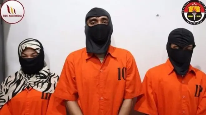 Tiga tersangka dengan inisial JAS (32 ) MFT (43) dan SRN (32) yang menjadi tersangka pengelola kelompok Saracen.