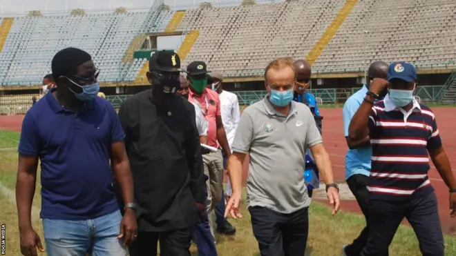 Le sélectionneur du Nigeria, Gernot Rohr, inspecte les installations du stade Teslim Balogun avec d'autres officiels