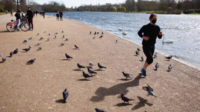 يسمح بممارسة الرياضة في الخارج شرط المحافظة على مسافة تزيد عن مترين بين الأشخاص