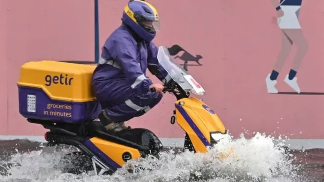 倫敦Nine Elms區一位摩托車司機闖過馬路淹水（25/7/2021）