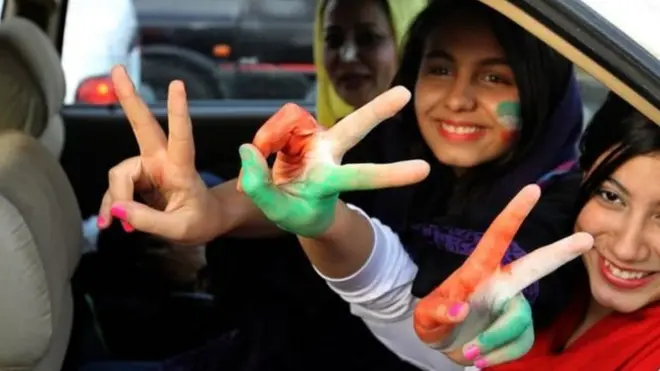 Sebelum pertandingan muncul seruan di media sosial agar perempuan menonton pertandingan di Stadion Azadi.