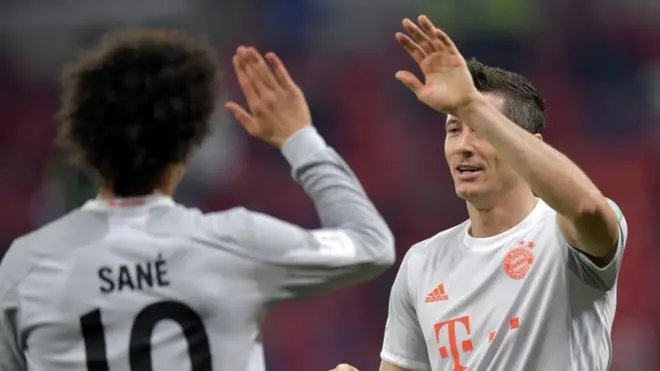 ليفاندوفسكي يحتفل بعد الهدف الثاني لفريقه