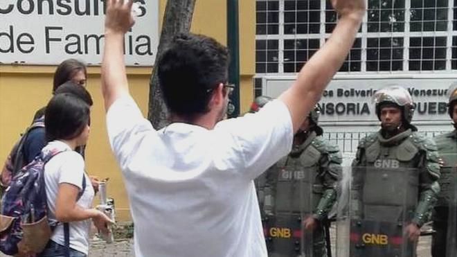 Estudiantes frente a la Guardia Nacional Venezolana.