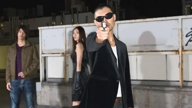 په دې تصویر کې یو ماډل هنرمند لوبغاړی ښيي - ان جاپاني بدماشان هم اوس نادرا له ټوپکوڅخه کار اخلي