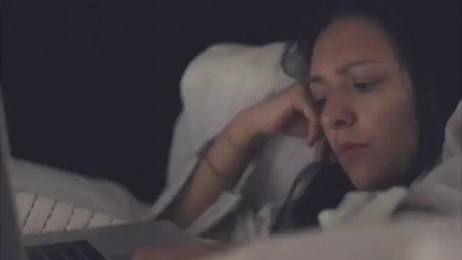 Une femme couchée sur un lit