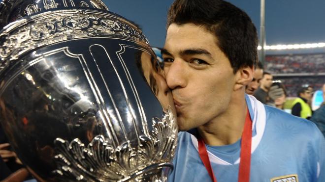 Luis Suárez besando la copa de América 2011.