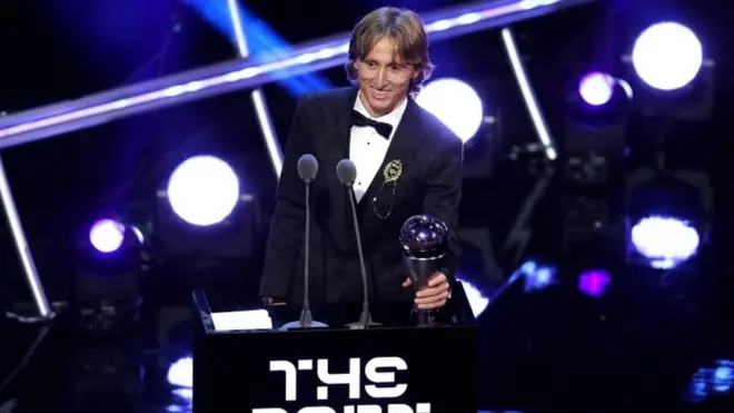 Luka Modric rompió el dominio de Cristiano Ronaldo y Lionel Messi en la entrega de premios al Mejor Jugador de la temporada.