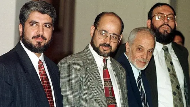 نزال وغوشة (على اليمين) في صورة مع أبو مرزوق وخالد مشعل