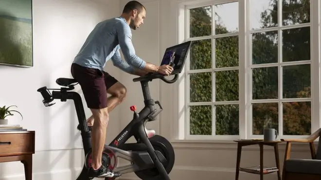 La empresa Peloton vende bicicletas estáticas con clases en vivo a través de una pantalla para entrenar en la casa.