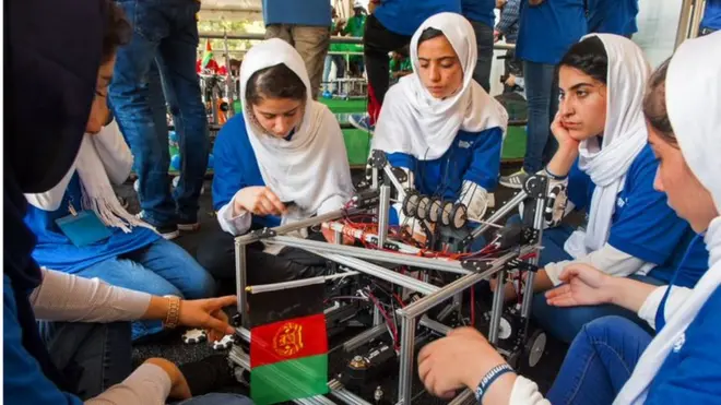 Pada tahun 2017, para perempuan membentuk tim Afghanistan pertama yang pernah mengikuti Kejuaraan Robotika Internasional yang terkenal...