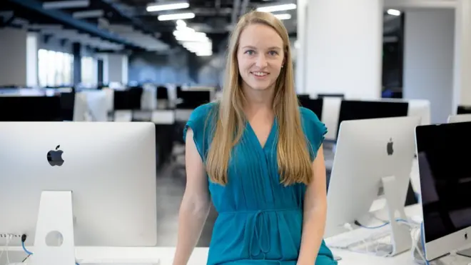 Brittany Bir, chefe de operações da 42 na Califórnia, diz que jovens acostumados a ensinar aos colegas têm mais iniciativa no ambiente de trabalho