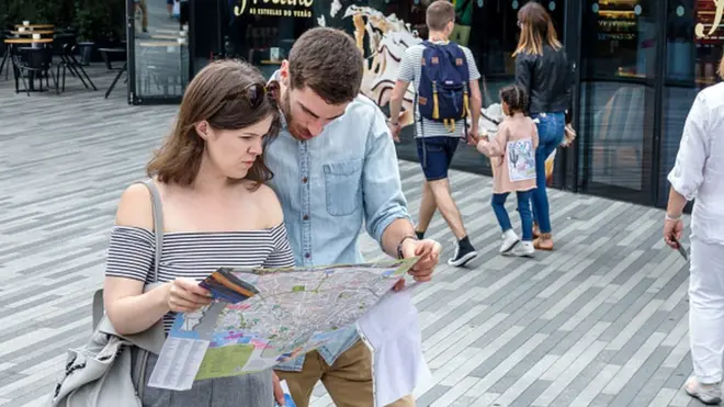 Жінка і чоловік розглядають карту