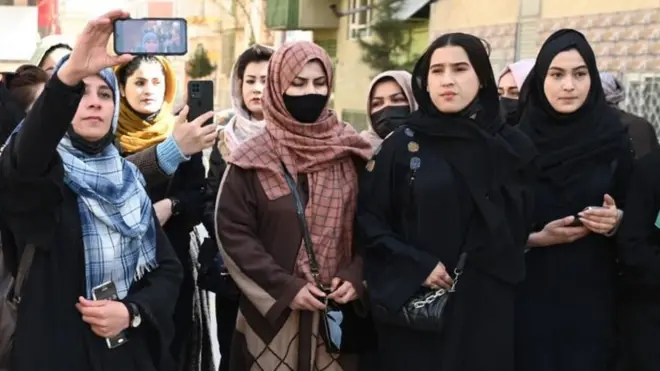 Женщины на демонстрации в Кабуле в честь Международного женского дня, 8 марта 2023 года. Но их очень немного