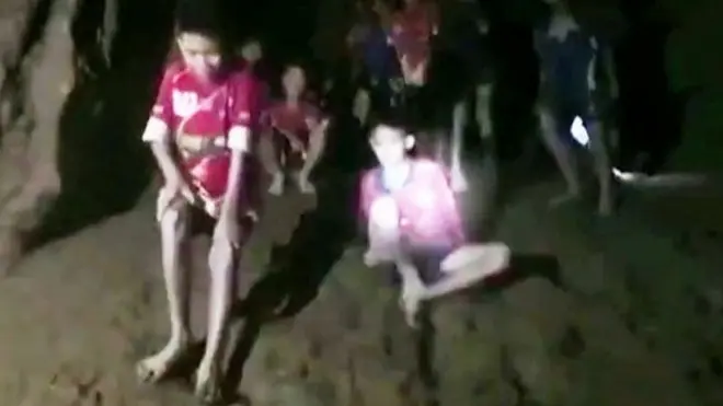 Tras más de dos semanas en la oscuridad de la cueva, los niños deberán adaptarse nuevamente a la vida al aire libre.