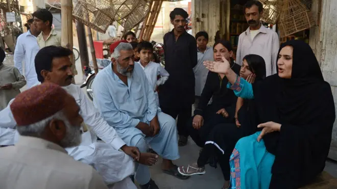 قمر نسیم کا کہنا تھا کہ بیشتر خواجہ سراؤں کے شناختی کارڈز پر جنس مرد درج ہے