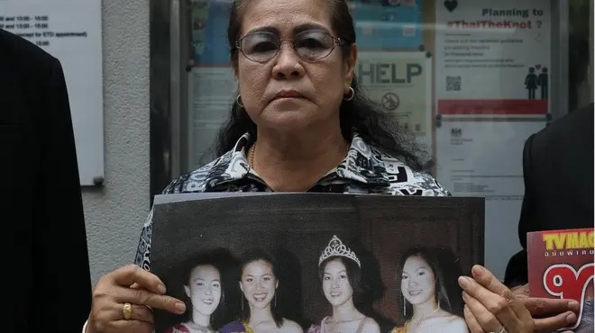 สำเริง สุขหน้าไม้ แม่ของ น.ส.นุสรา สุขหน้าไม้ เดินทางไปยื่นจดหมายขอความช่วยเหลือจากสถานทูตอังกฤษในการติดตามข้อมูลเกี่ยวกับบริษัทประกันภัยในประเทศอังกฤษ