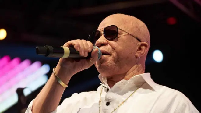 Salif Keita à IBK: "arrête de te soumettre à ce petit Macron"