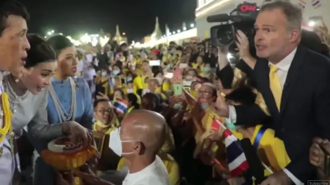 นักข่าวสัมภาษณ์ในหลวง