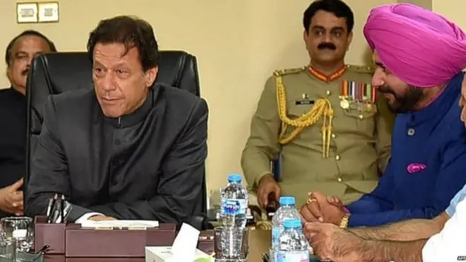 عمران خان کا کہنا تھا کہ انڈیا میں جو لوگ سدھو کے خلاف تلواریں سونتے ہوئے ہیں وہ حقیقت میں برصغیر کے امن پر حملہ آور ہیں