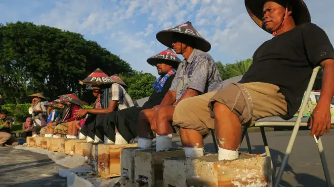 Sepuluh orang petani Kendeng kembali menyemen kaki mereka sebagai protes terhadap pembangunan pabrik semen di Rembang.