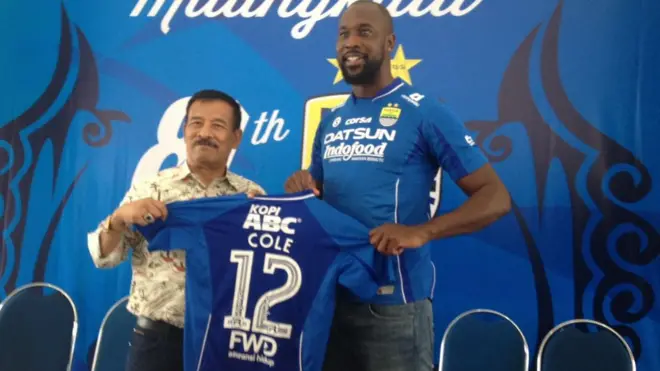 Carlton Cole menggunakan nomor punggung 12, sama dengan tanggal kelahirannya 12 Oktober 1983.