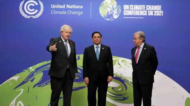 Thủ tướng Anh Boris Johnson (trái) và Tổng thư ký LHQ Antonio Guterres (phải) chào đón Thủ tướng Phạm Minh Chính trong ngày thứ hai kỳ họp thượng đỉnh COP26, 1/11/2021