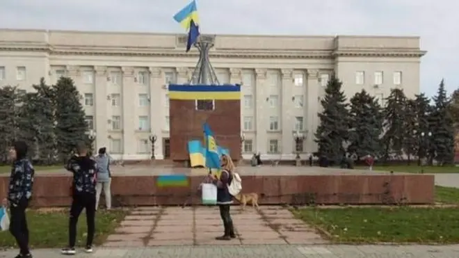 ธงยูเครนและธงสหภาพยุโรปด้านนอกอาคารที่ทำการระดับภูมิภาคของรัฐบาลในภูมิภาคแคร์ซอน