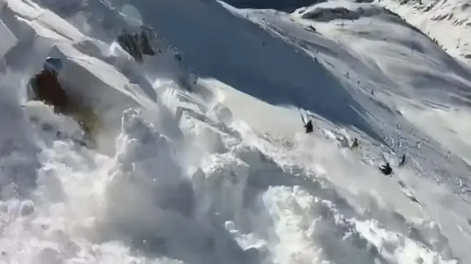 بالفيديو: لحظة ابتلاع انهيار جليدي لمتزلجين في النمسا