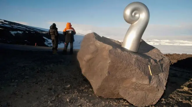 El memorial Koru -por el nombre del helecho con forma de espiral que es el emblema de Air New Zealand- fue emplazado en la Antártida para recordar a las víctimas de la tragedia.