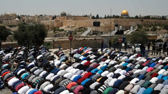 Warga Palestina salat di jalan setelah Israel memperketat akses ke kompleks Haram al-Sharif di Jerusalem.