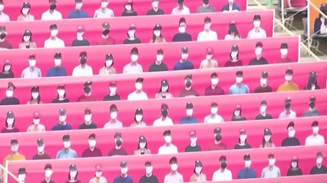 جمهور الأولمبياد...عرائس وروبوتات