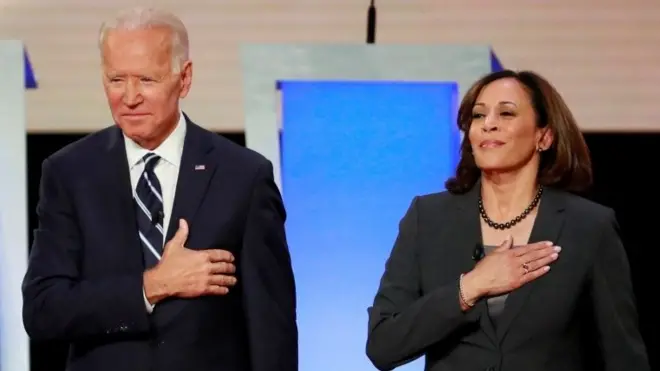 Joe Biden et Kamala Harris entrent en scène avant le début de la deuxième nuit du deuxième débat des candidats démocrates à la présidence des États-Unis pour 2020 à Detroit, Michigan, États-Unis, le 31 juillet 2019.