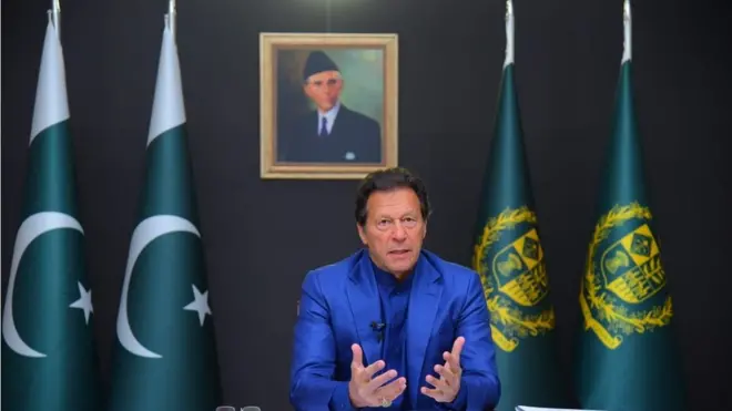 پاکستان کے وزیر اعظم عمران خان نے اپنے خلاف تحریک عدم اعتماد جمع کرائے جانے کے تناظر میں جمعرات کی شام قوم سے تقریباً 50 منٹ طویل خطاب کیا