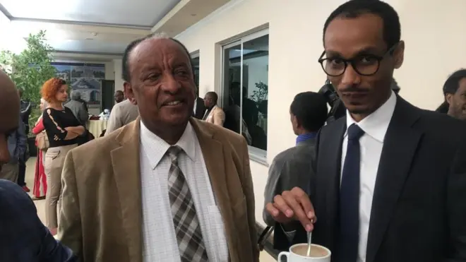 የተፎካካሪ ፓርቲ አመራሮች ከውይይቱ በኋላ በሻይ እረፍት ላይ