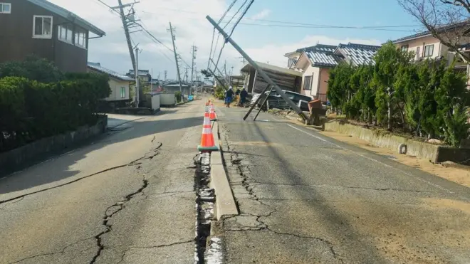 被災地には道路にも大きな被害が出ており、通行できなくなっているところも多い(8日、石川県内灘町)