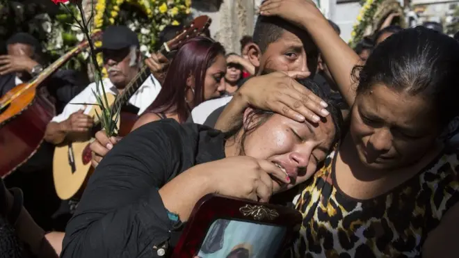 Shirley Palencia llora en el funeral de su hermana Kimberly Palencia Ortiz, de 17 años, quien murió en el incendio del Hogar Seguro Virgen de la Asunción de Guatemala el 8 de marzo.