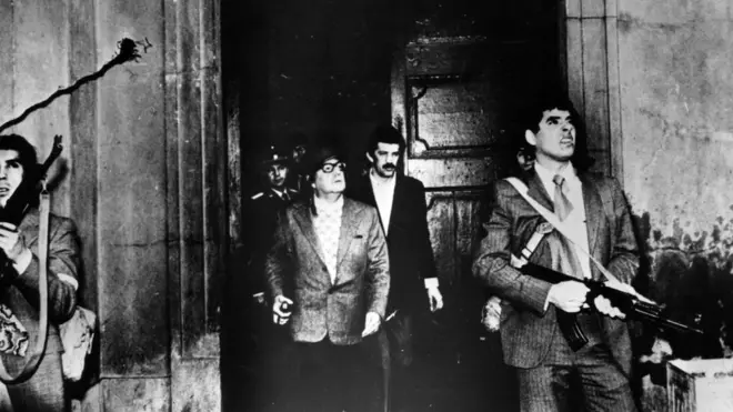 Salvador Allende junto a sus guardaespaldas en el palacio de la Moneda.