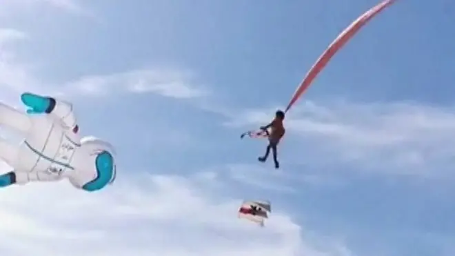 طائرة ورقية تسحب طفلة 10 أمتار في الهواء