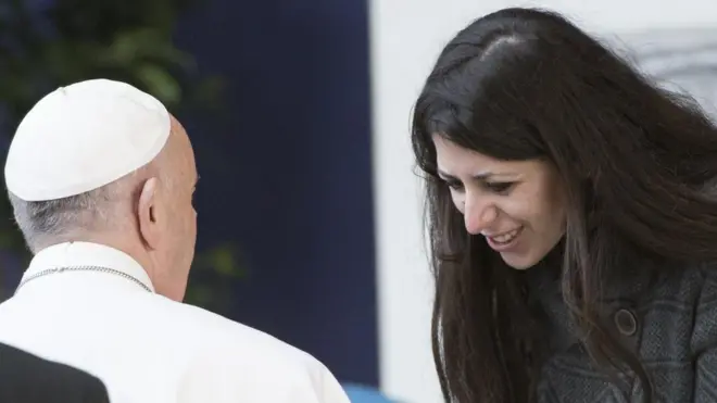 Papa Francesco geçen ay Roma Tre Üniversitesi'ni ziyareti sırasında Nour Essa ile bir araya gelmişti