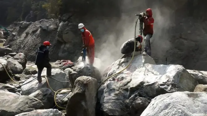 मेलम्चीमा ढुङ्गा फोर्दै मजदुर।